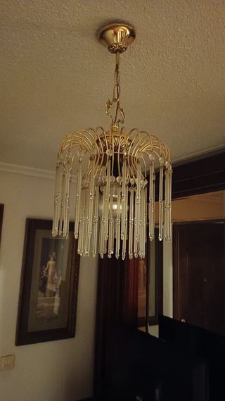 Lámpara de salón dorada con cristales