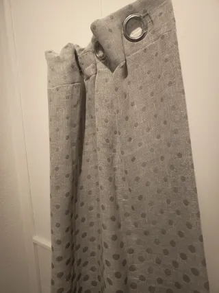 Cortina gris con diseño de puntos