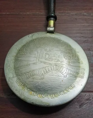 Miniatura aquecedor de cama inglês antigo