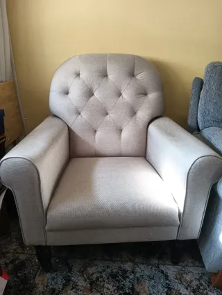 Sillón de tela beige y gris