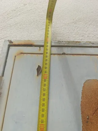 Puerta exterior metálica con marco