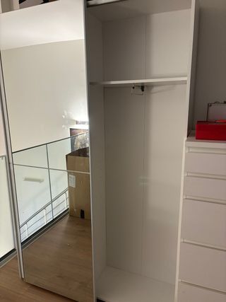 Armario blanco con puertas de espejo