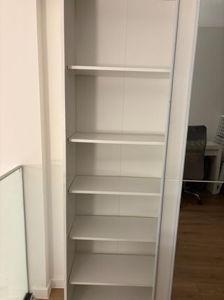 Armario blanco con puertas de espejo