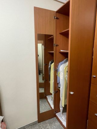Armario de madera como nuevo