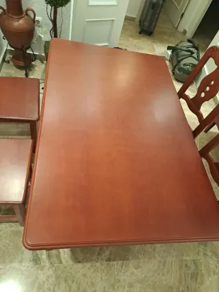 Mesa de comedor y 4 sillas de madera