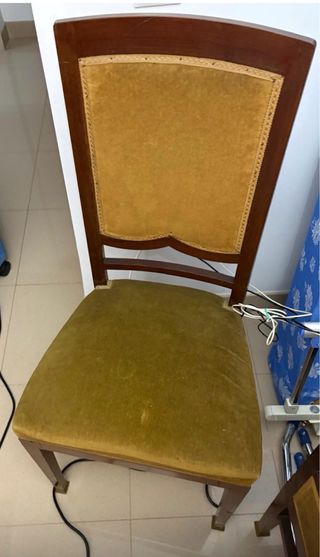 Sofá antiguo de terciopelo y madera