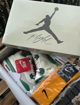 Jordan 4 SB Verde Pino Talla 42