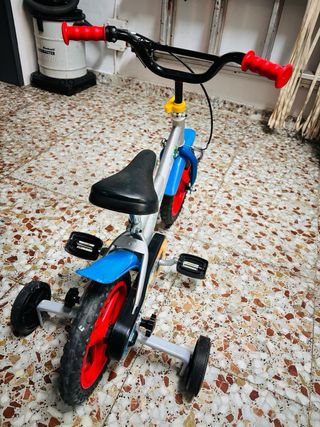 Bicicleta infantil con ruedines