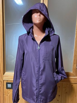 Chaqueta morada con capucha