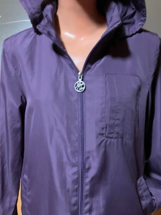 Chaqueta morada con capucha