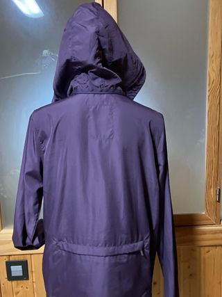 Chaqueta morada con capucha