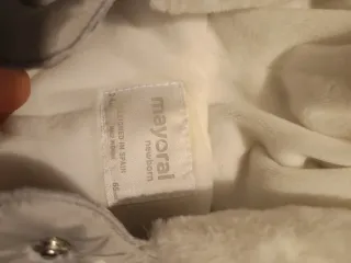 Buzo de bebé gris con estampado de conejos