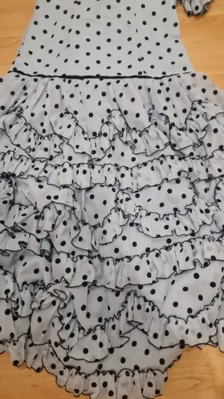 Traje de flamenca azul volantes lunaritos negros