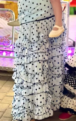 Traje de flamenca azul volantes lunaritos negros