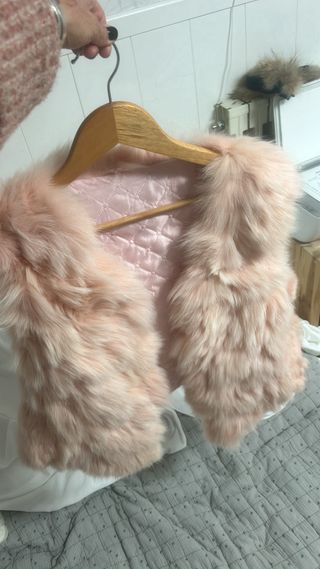 Chalecos variados de piel de zorro y conejo