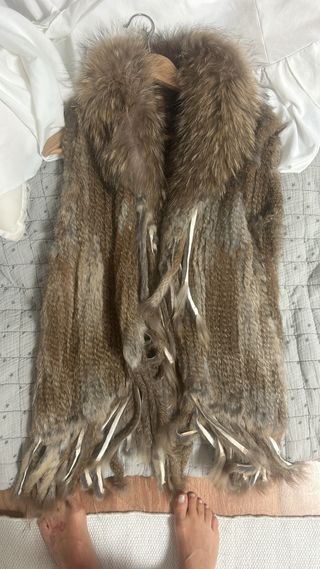 Chalecos variados de piel de zorro y conejo
