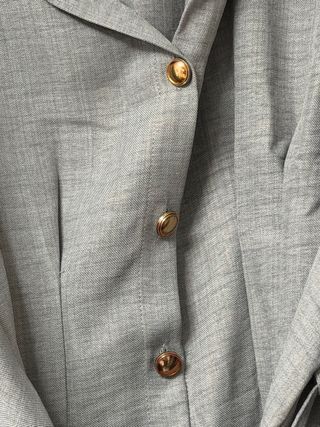 Blusa gris con cinturón