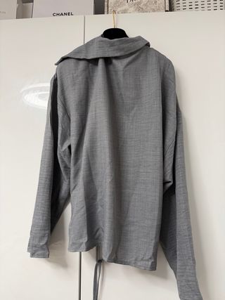 Blusa gris con cinturón