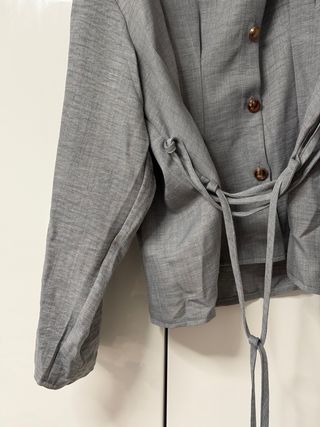 Blusa gris con cinturón