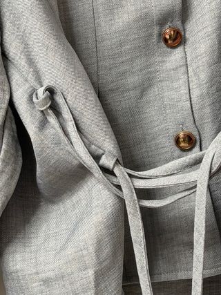 Blusa gris con cinturón