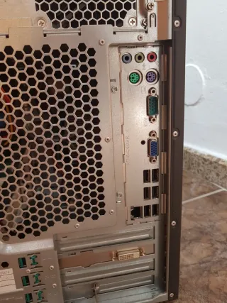 Torre Fujitsu sobremesa