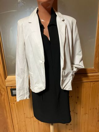 Vestido negro y chaqueta blanca