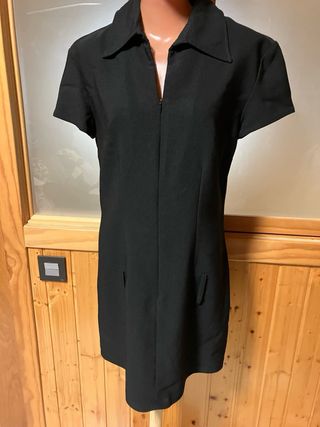 Vestido negro y chaqueta blanca