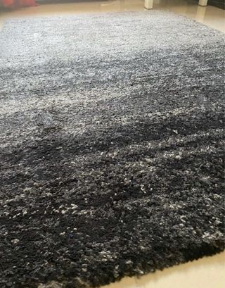 Alfombra degradado gris y negro