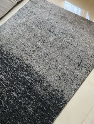 Alfombra degradado gris y negro