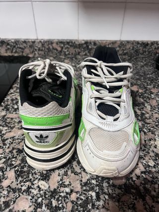 Zapatillas Adidas Verdes y Blancas Talle 40 mujer