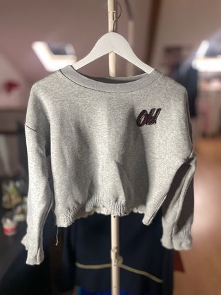 Sudadera Bershka gris con logo