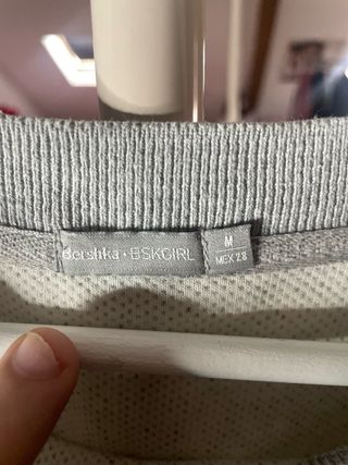 Sudadera Bershka gris con logo