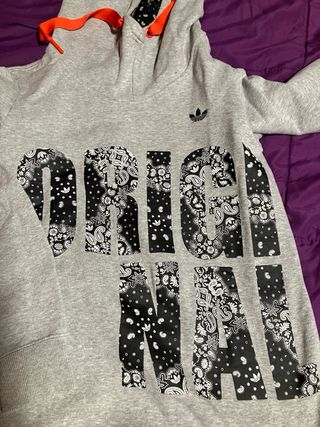 Sudadera Adidas Gris con Cordones Rojos