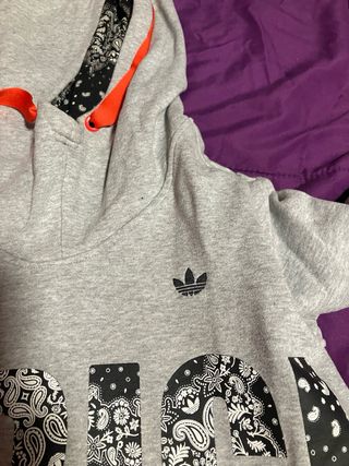 Sudadera Adidas Gris con Cordones Rojos