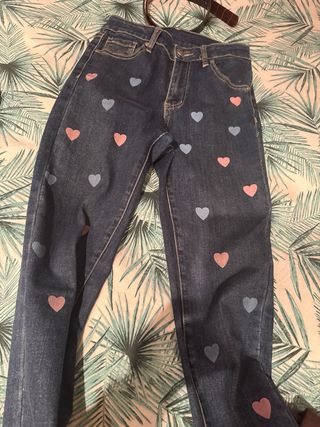 Pantalones vaqueros con corazones