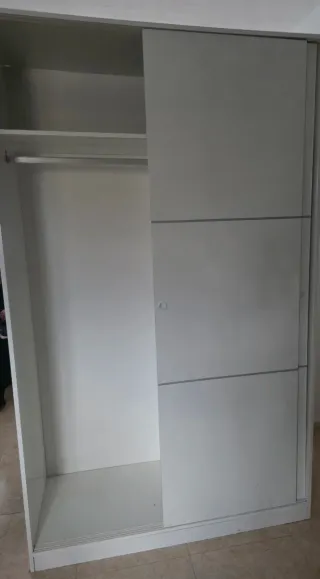Armario corredero gris y blanco