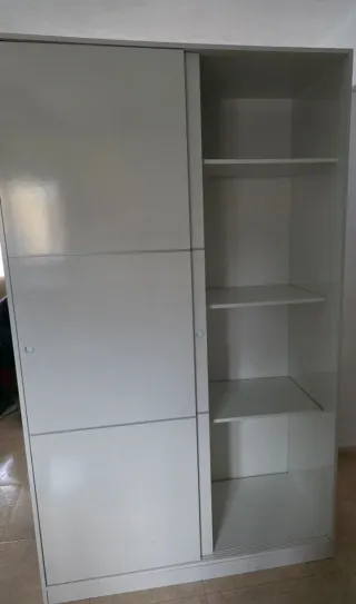 Armario corredero gris y blanco