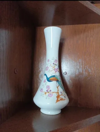 Jarrón de cerámica con pavo real