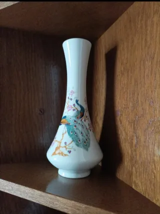 Jarrón de cerámica con pavo real