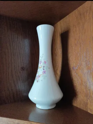 Jarrón de cerámica con pavo real