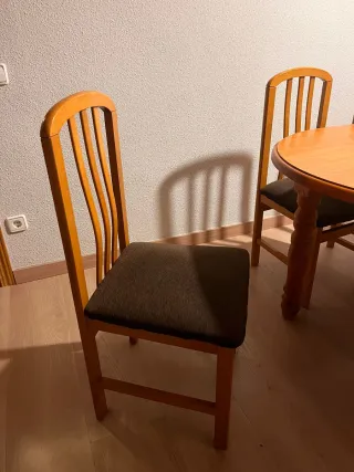 Mesa de comedor y 6 sillas de madera