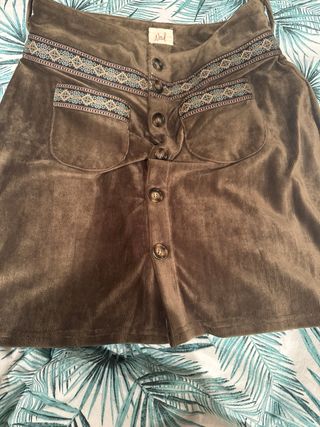 Falda de pana marrón con botones