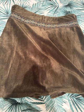 Falda de pana marrón con botones