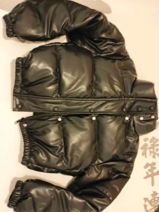 Abrigo acolchado corto negro