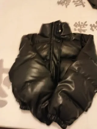 Abrigo acolchado corto negro