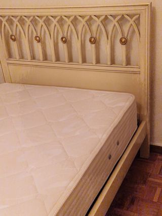 Cama antigua estilo clásico