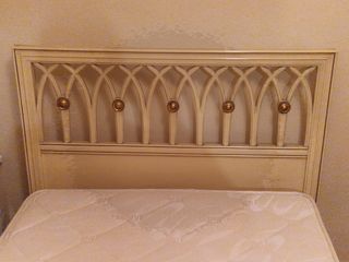 Cama antigua estilo clásico