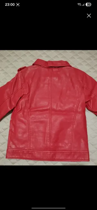 Cazadora roja estilo motero de corte inglés