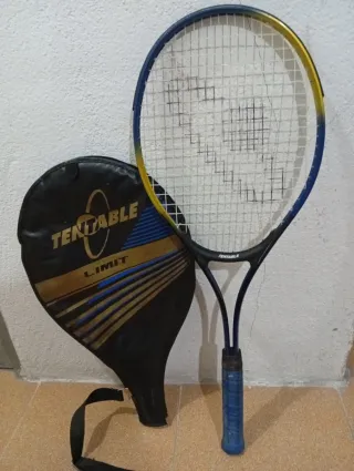 Raqueta de tenis con funda