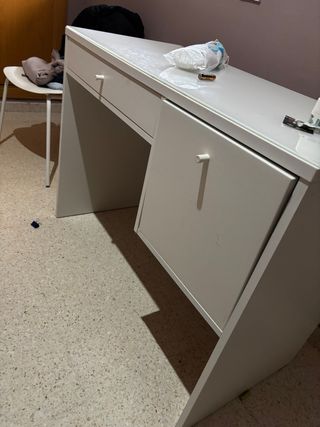 Tocador blanco con 2 cajones amplios.